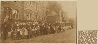 870718 Afbeelding van een grote groep kinderen van de buurtvereeniging 'Oranje' in de Weistraat te Utrecht, voor het ...